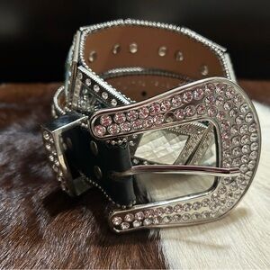 Women’s Nocona M western leather bling show belt in Excellent Condition